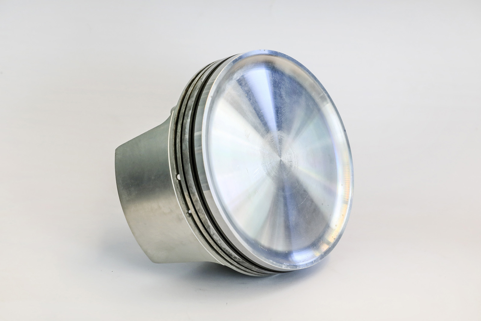 以3D列印技術所產製的活塞零件,可針對其在引擎作動時所產生的負載進行強化