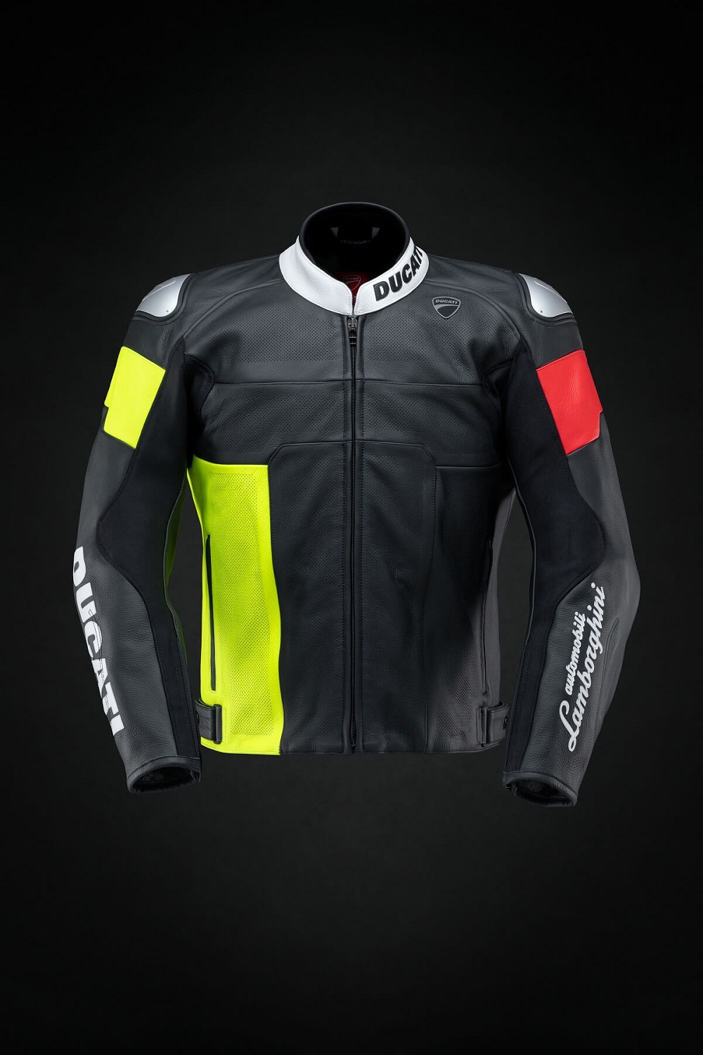 專屬的個人配備也用上了和車款類似的色彩搭配