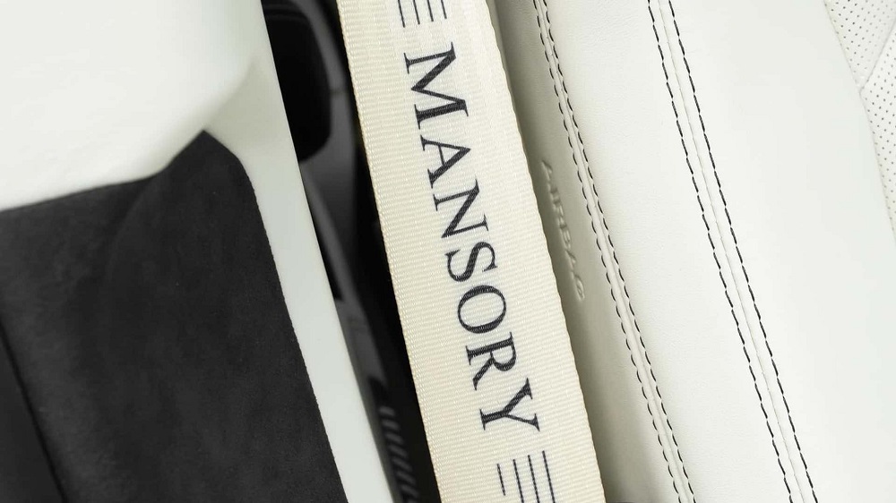 白色的安全帶上，有著Mansory的黑色字樣