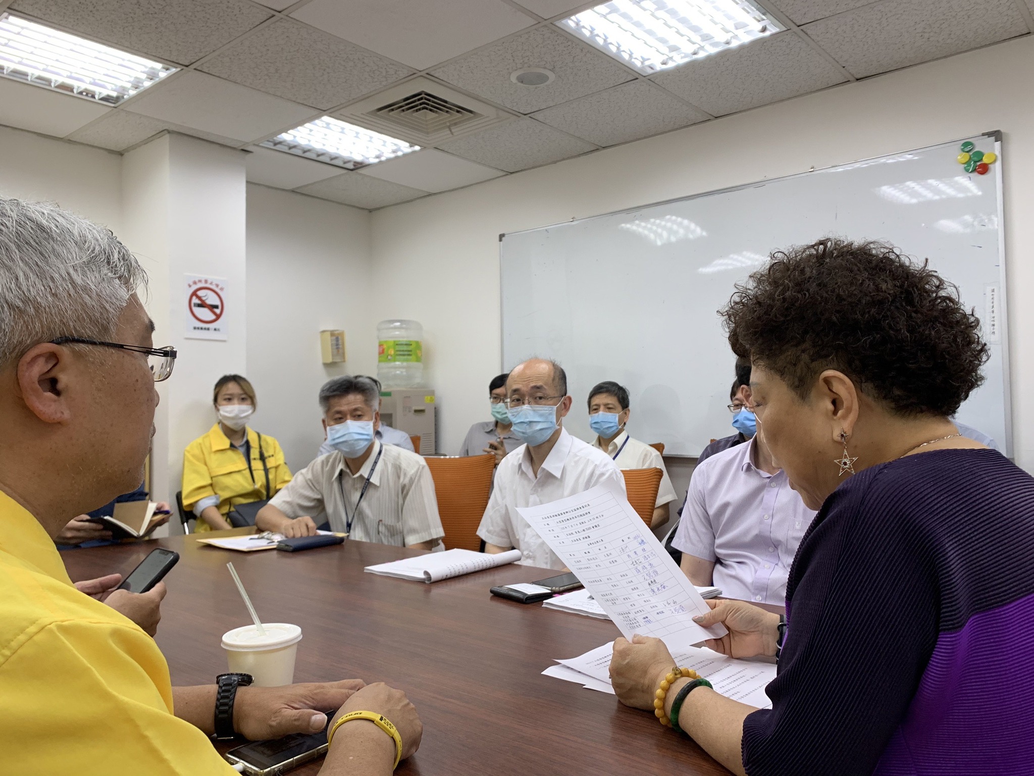 立法委員游毓蘭在7日找來交通部、公路總局、警政署等單位協調是否開放大型重機停機車停車格。照片來源.立法委員游毓蘭粉絲專頁