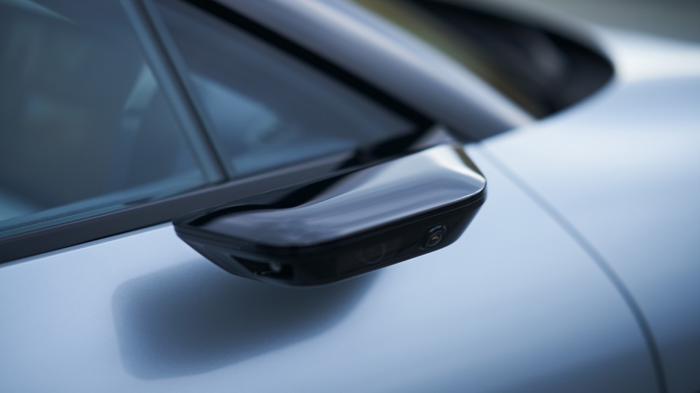 整輛車搭載著45個感應器並具備著感知技術提升自動駕駛系統穩定性