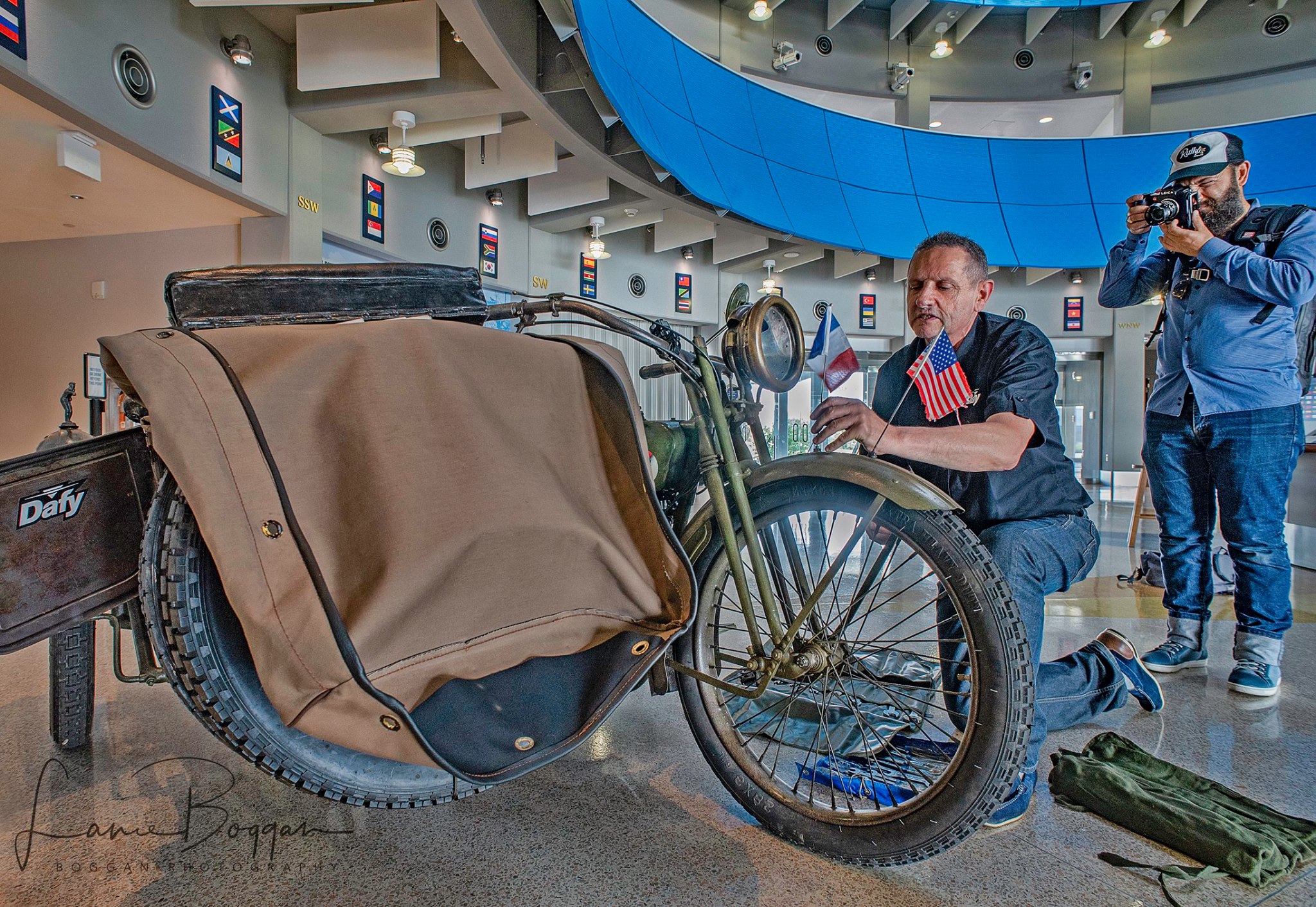 面對一台百歲的超級老車，還是曾經參與過第一次世界大戰的軍車，讓人不禁默默地獻上了膝蓋