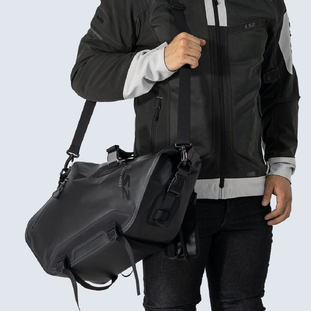 怕東西被偷走的話,馬鞍包也可以整個很合理的背下車作為一個隨身的側背包使用