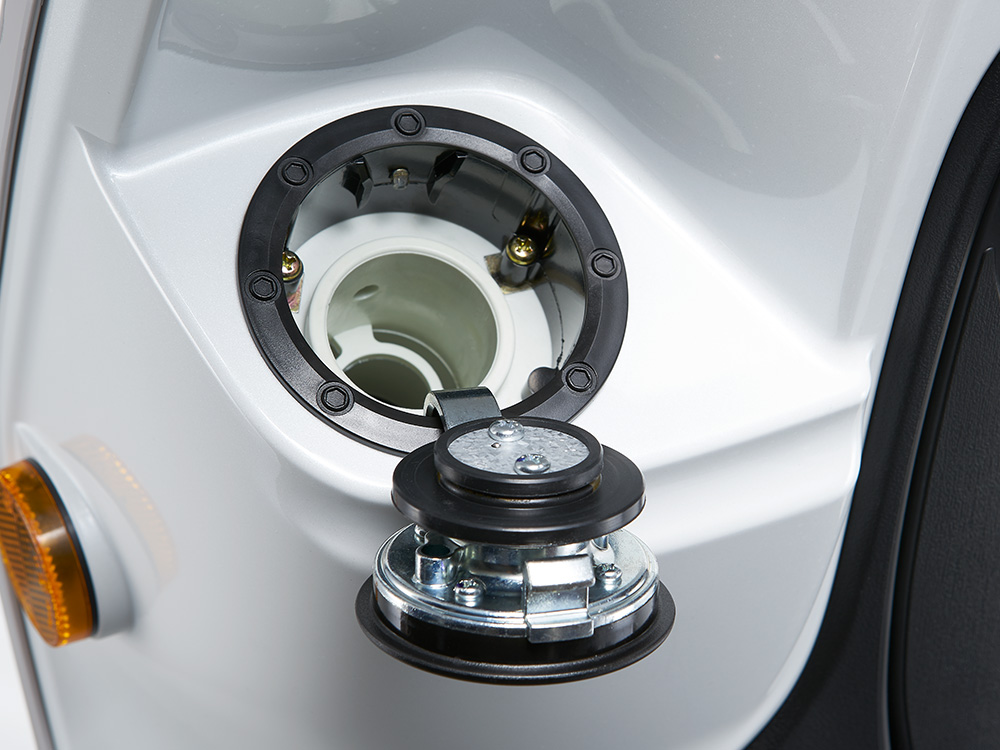 捨棄過去相當有特色的封閉式油箱，改採彈出式油箱蓋設計。