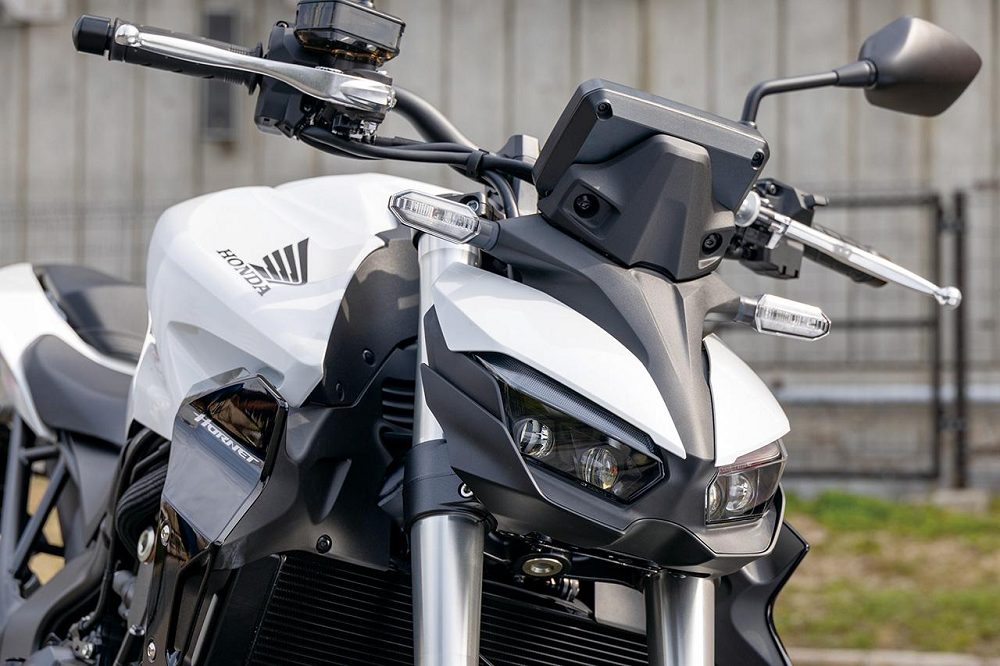 頭燈部分採用著四顆魚眼的設計,還有著5吋TFT全採液晶儀表,增添整輛車的科技感