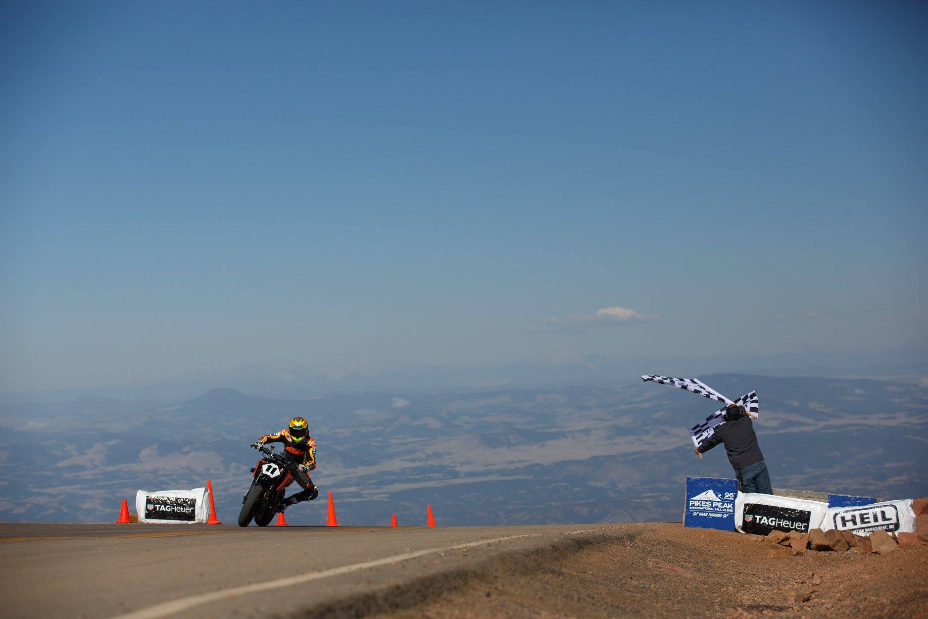 在高海拔上，不只車輛會遇上沒力的狀況，車手在激烈操駕下的運動強度加上稀薄的氧氣，也是對體能的一大挑戰