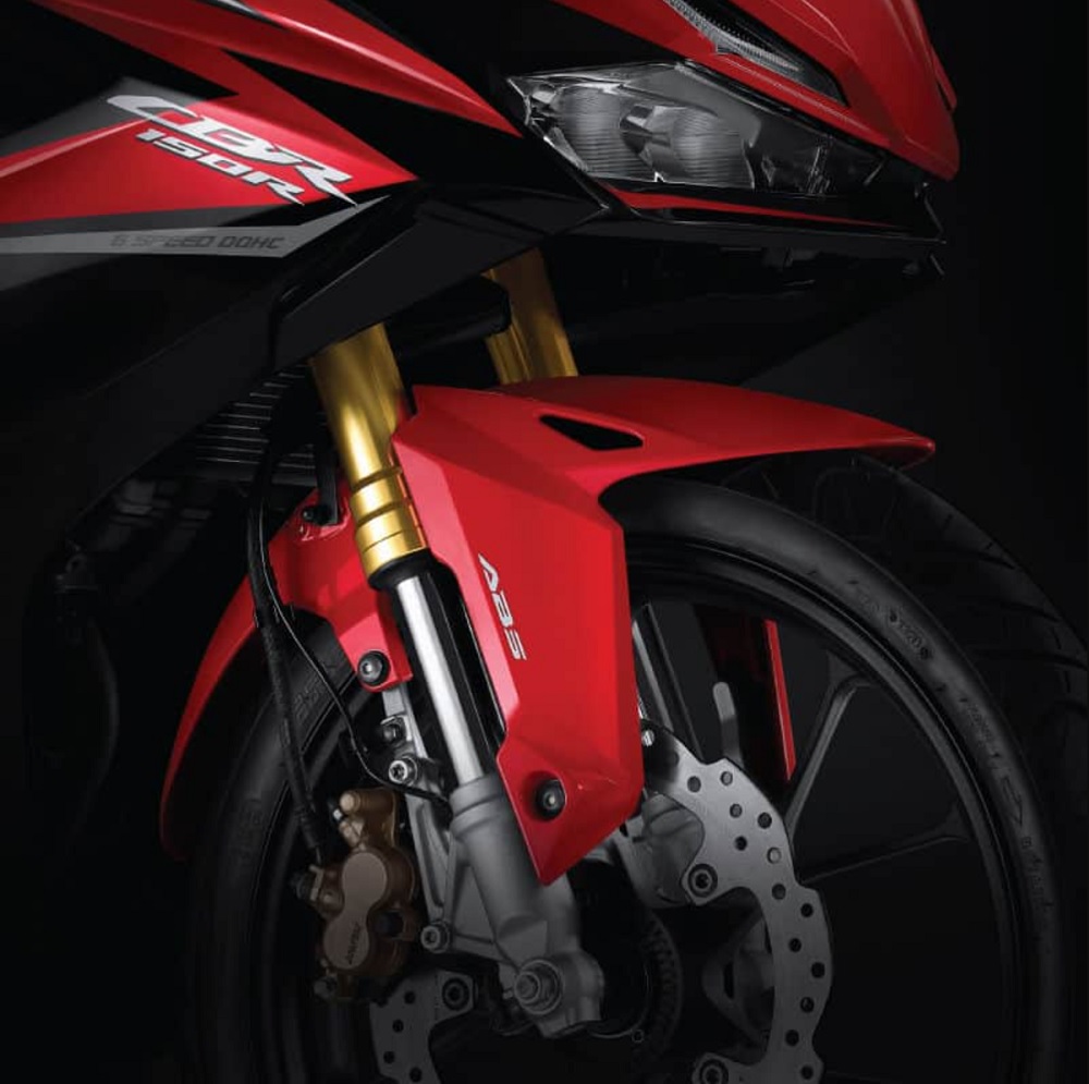 2023年式的CBR150R在配備上，只有前叉升級成Showa倒立式前叉的更動