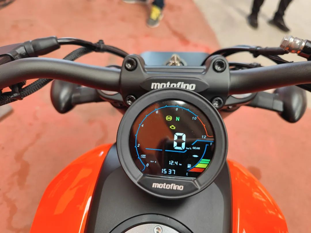 Streetboy V-Maxter 300整車唯一吸引我的，莫過於這顆精緻的液晶儀表