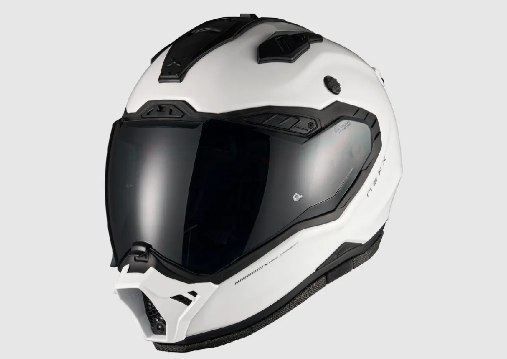 採用著全碳纖維的材質，帽體重量只有1,350g之外也符合最新的ECE 22.06安全規格