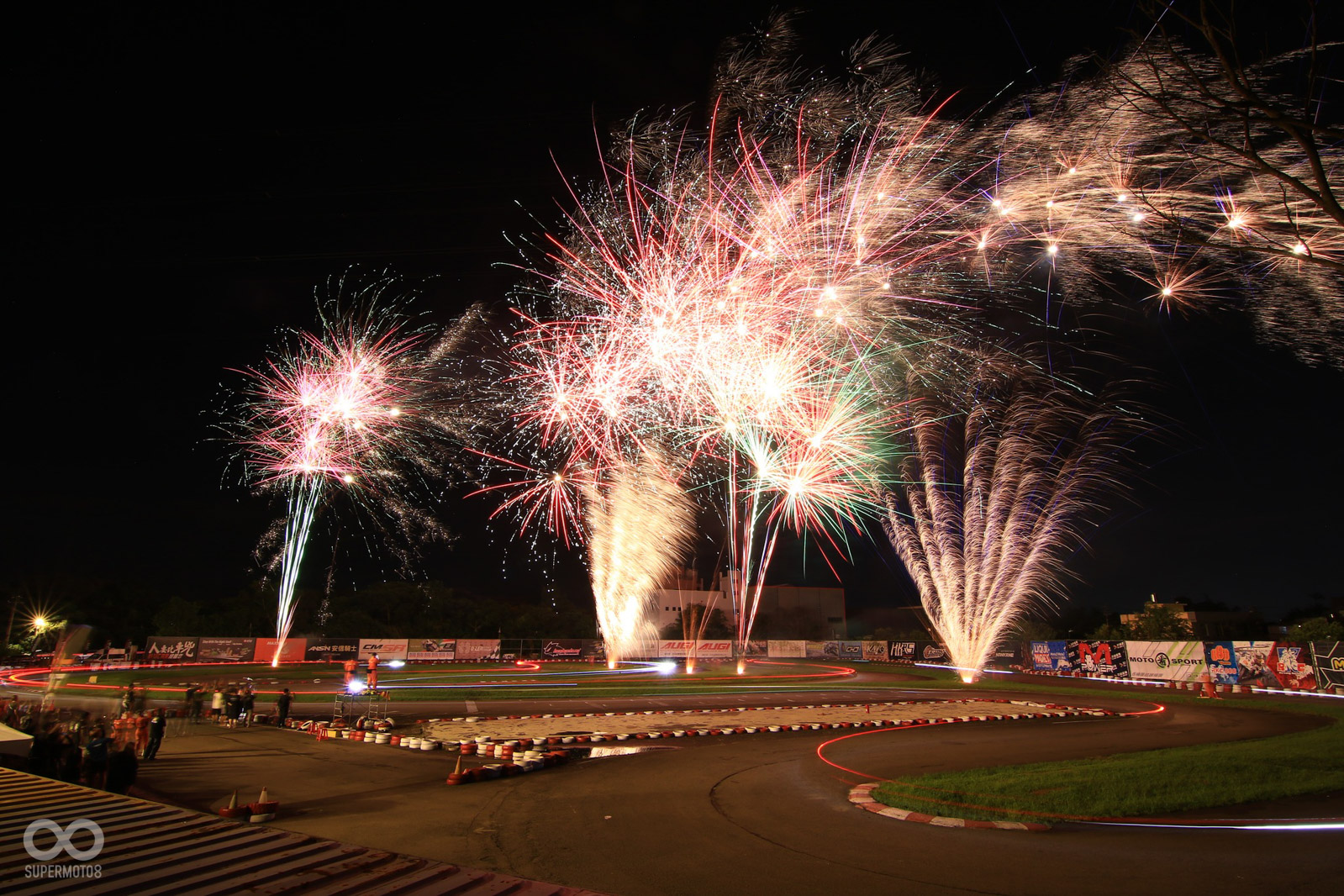 結束的那一刻,現場放出煙火慶祝