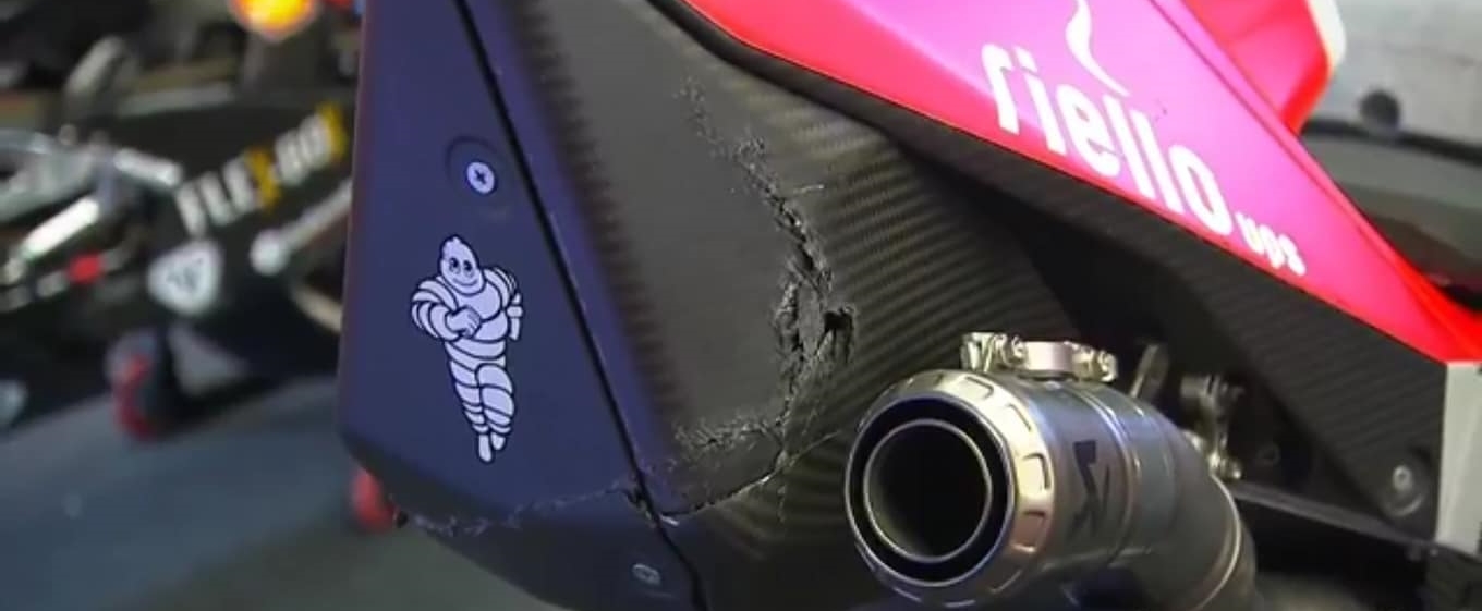 遭到Valentino Rossi追撞後，GP18後方破了一個大洞。