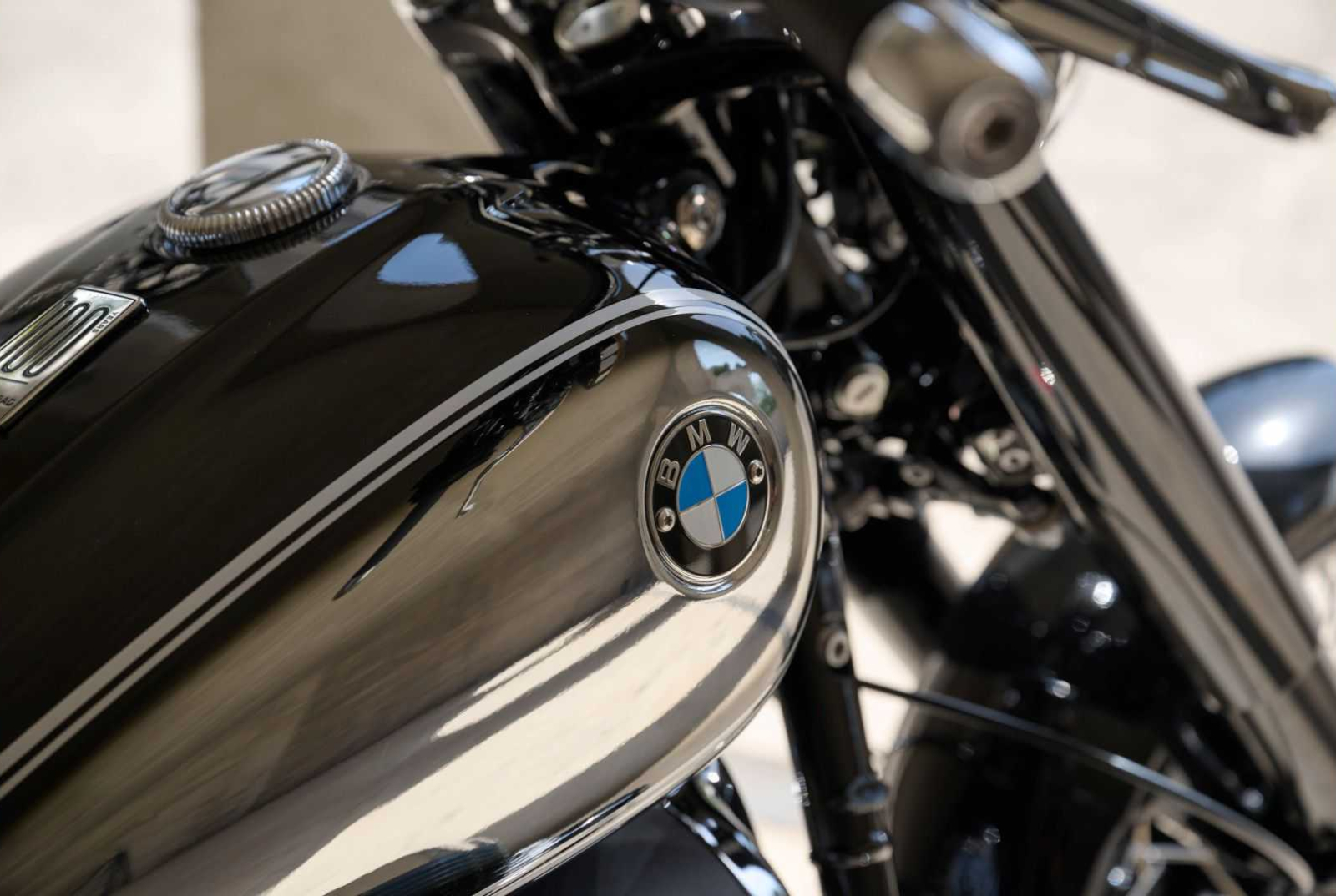 本次100週年紀念版本，皆以鍍鉻元素為主軸