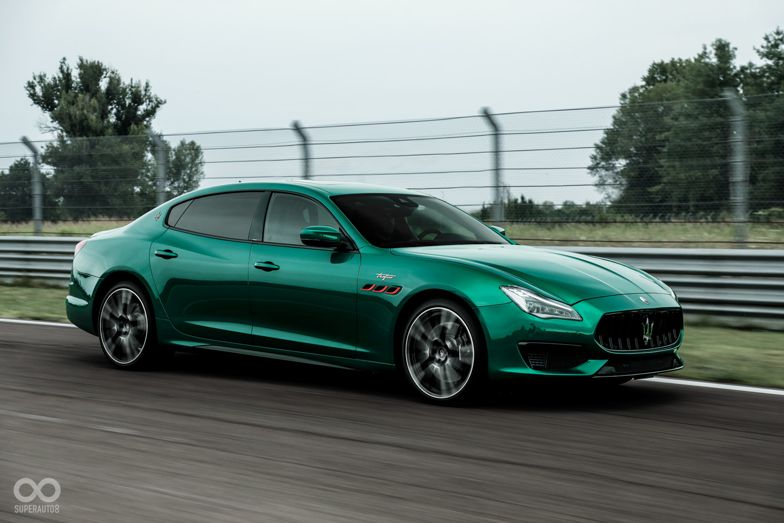 最高性能的Quattroporte Trofeo車型採用3.8L V8雙渦輪增壓引擎,580hp/730Nm的澎湃動能可帶來4.5秒的零百加速實力,再次顛覆世人對於豪華房車的期待與想像!