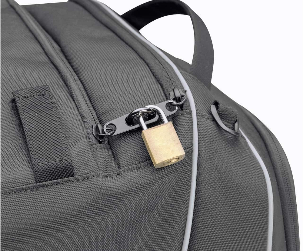 T525寵物包用上了Givi當家的底盤系統,背包上的拉鍊也可以透過鎖頭鎖上