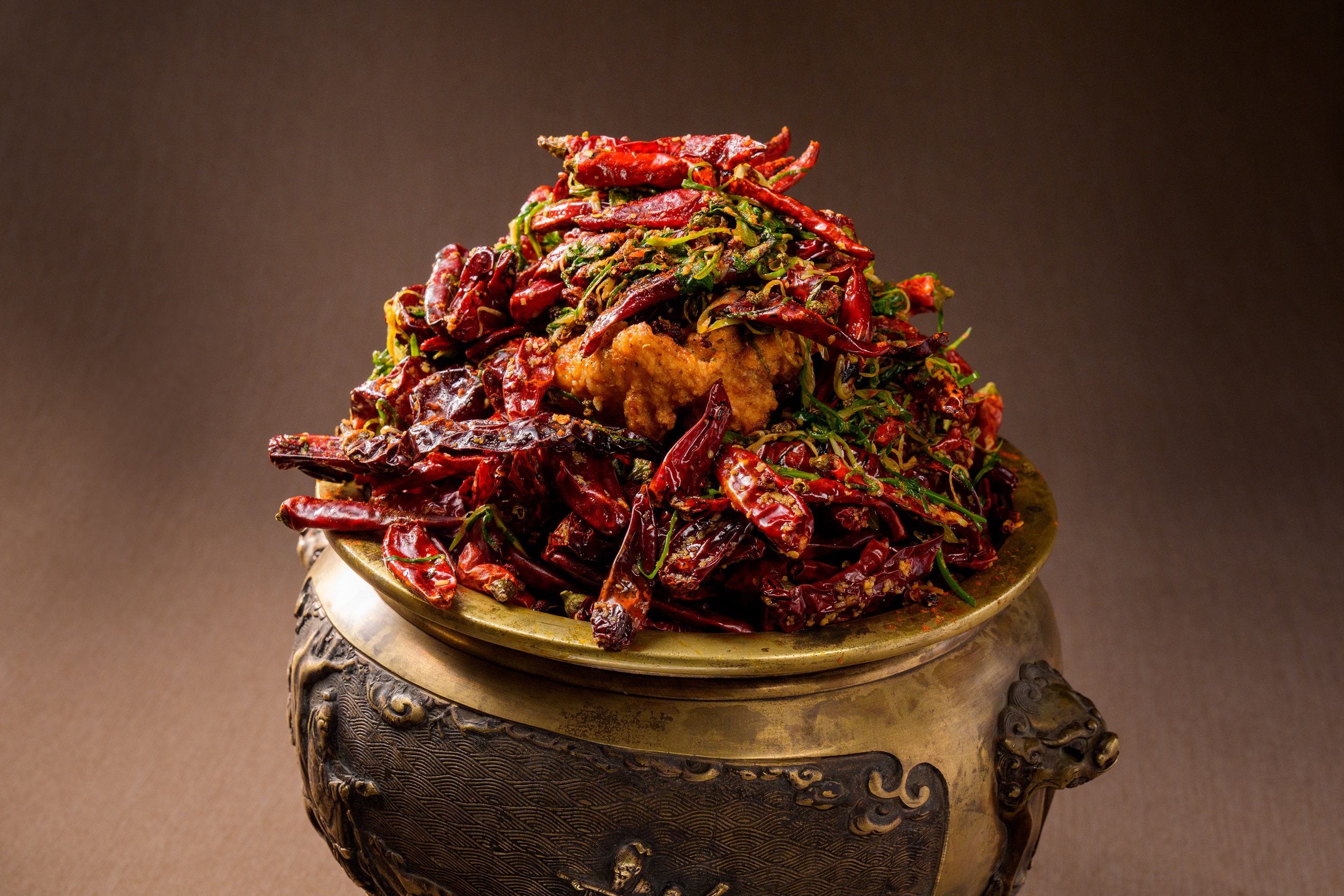 「鮒鮓棘韻」以台灣刺河豚為主角,賓客戴上手套,以手拿取直接享用