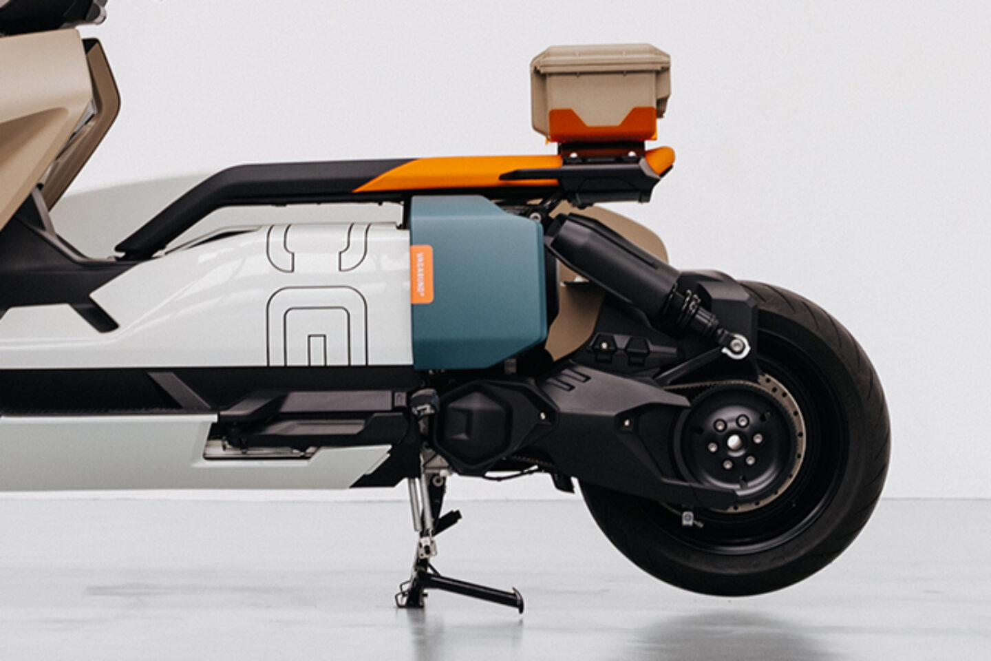 以白色、深綠色、米色主導的色系，傳遞出充滿活力的視覺效果