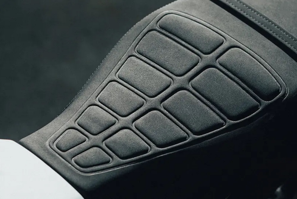 為了增加整輛車的復古感,坐墊也採用了復古設計