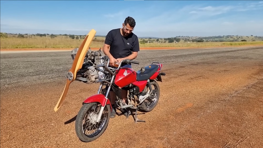 名為Porfessor Pardal Brasil的YouTuber打造了一台由螺旋槳前進的機車