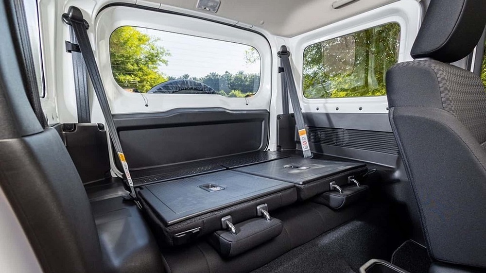 後排座椅倒下後,可以增加載物空間也可以成為車床