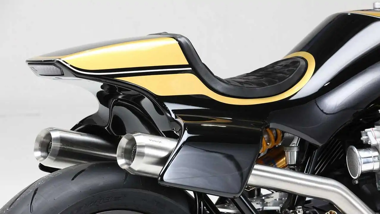 流線的單座蓋搭配雙出排氣管,凸顯整車的運動基因