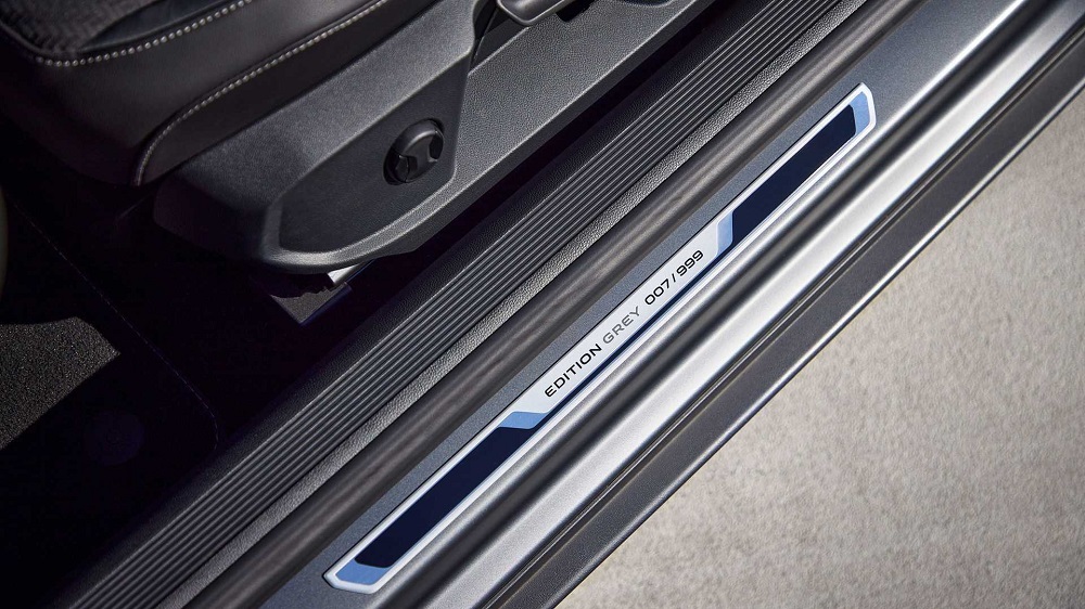 Cabriolet Edition Grey全球限量999台，車門下方也烙印著車輛編號