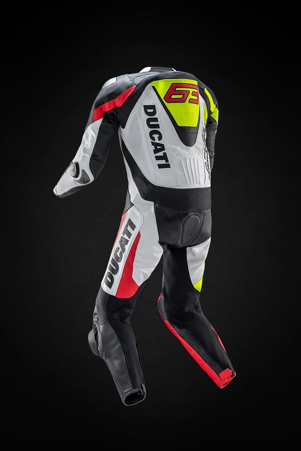 全身的防摔衣讓你在騎乘的時候顯現出滿滿的個人風格