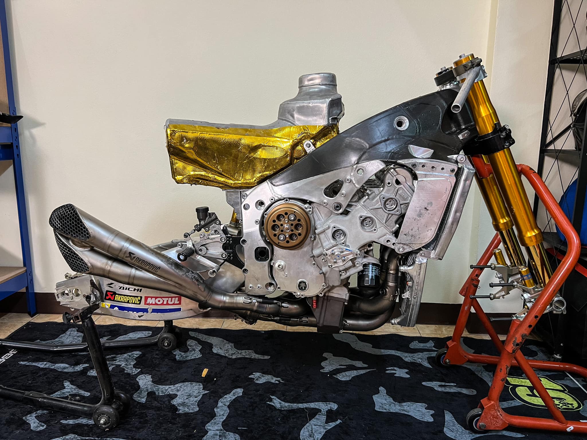 被拿出來拍賣的GSX-RR並非完整車輛,而是類似零件車的樣貌