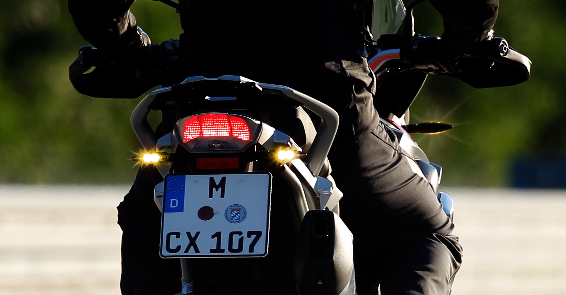 緊急煞車將車速減慢至14km以下時,左右方向燈會自動閃爍