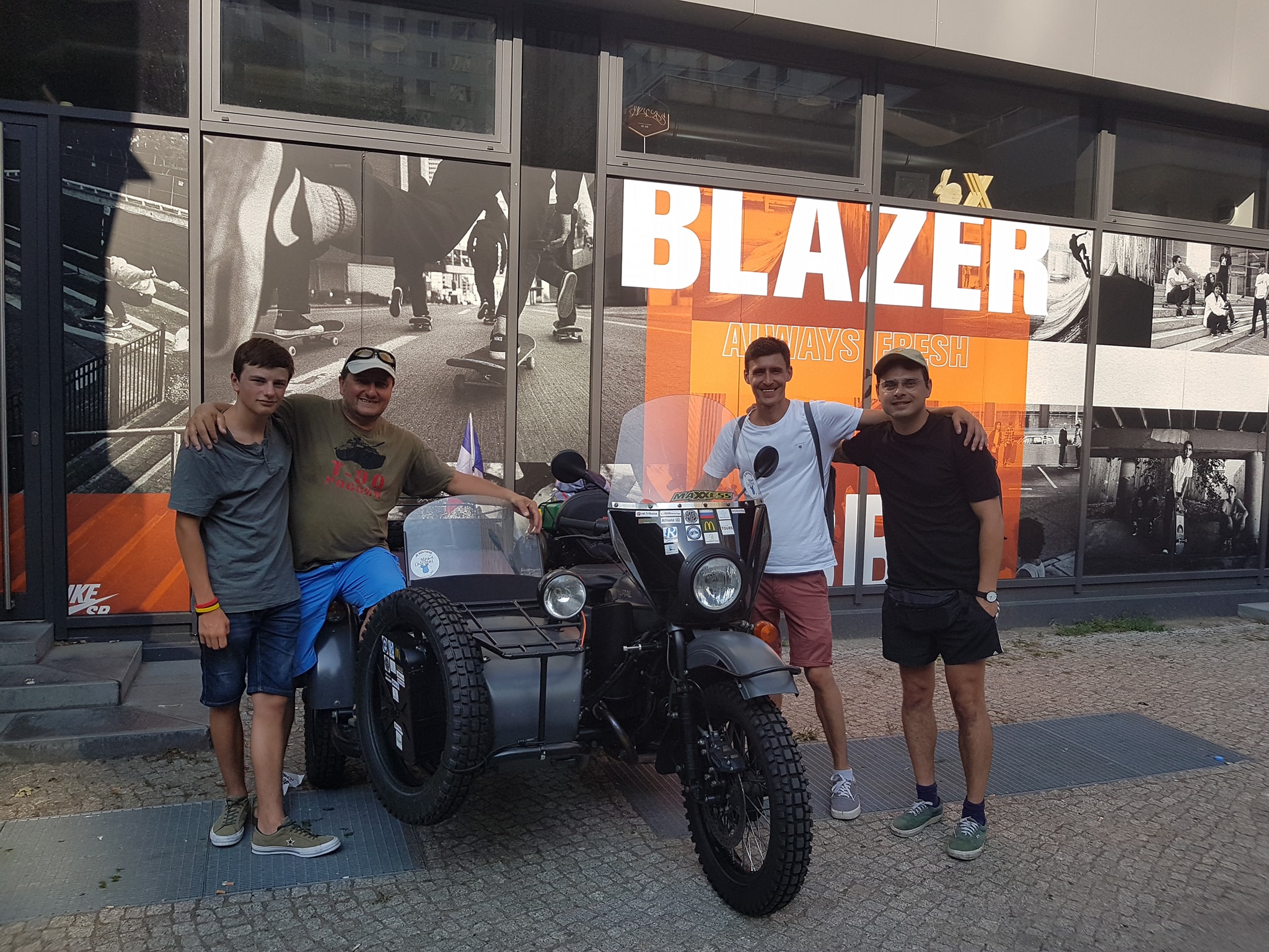 旅行中Verger父子也身兼了募款的重任