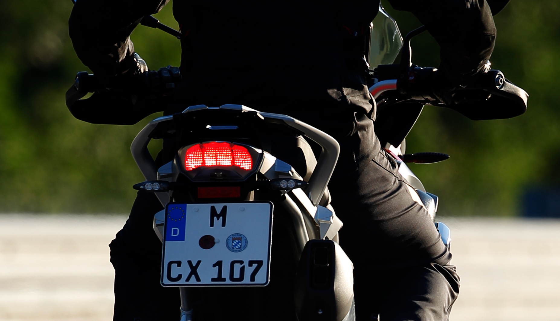 當車速超過50km時緊急煞車,煞車燈會呈現緊急閃爍的狀態