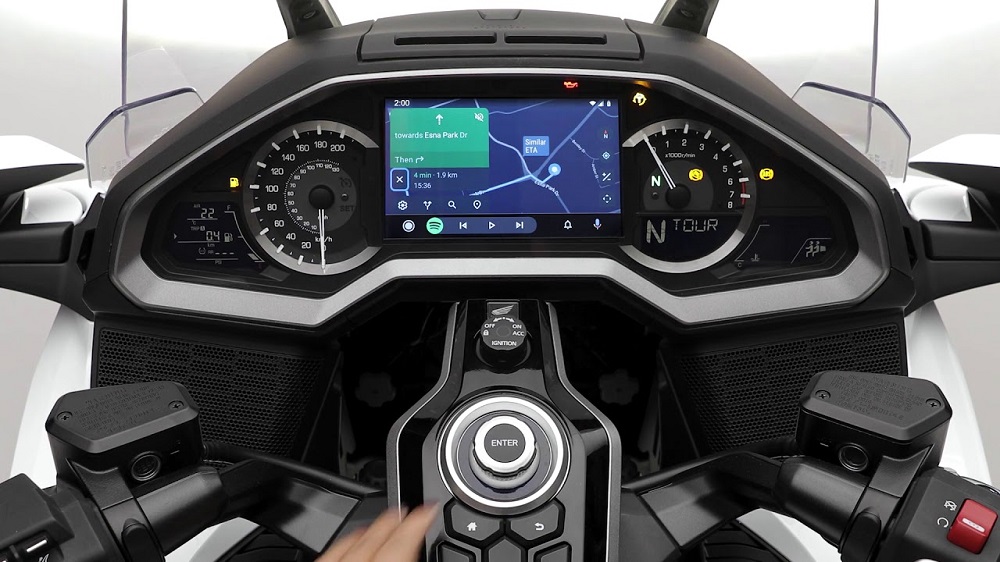 隨著科技進步，以往許多汽車上才有的配備也陸續移植到機車並列為標配之一