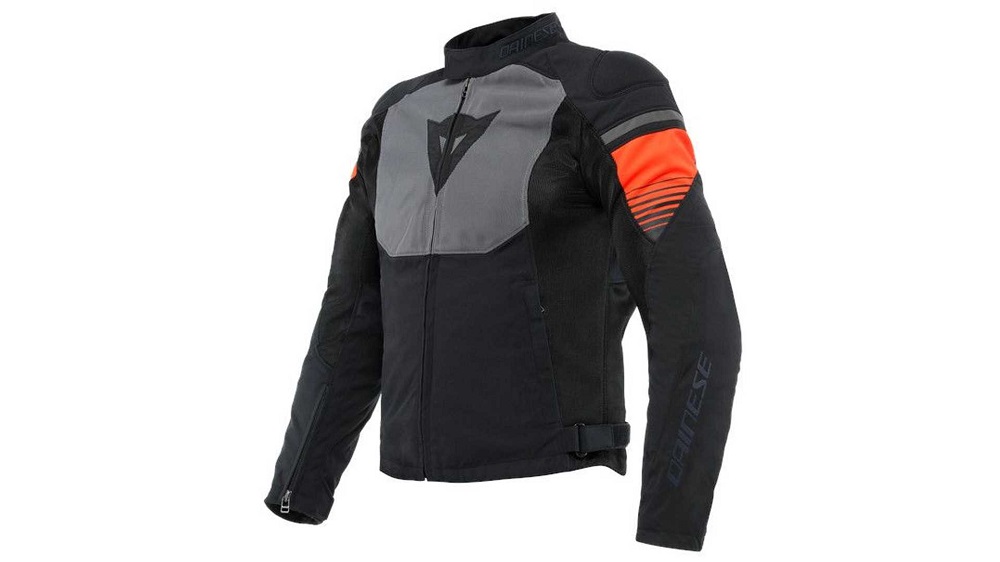 有鑑於每位騎士的身形都不同，外套上有許多可以調整尺寸的設計