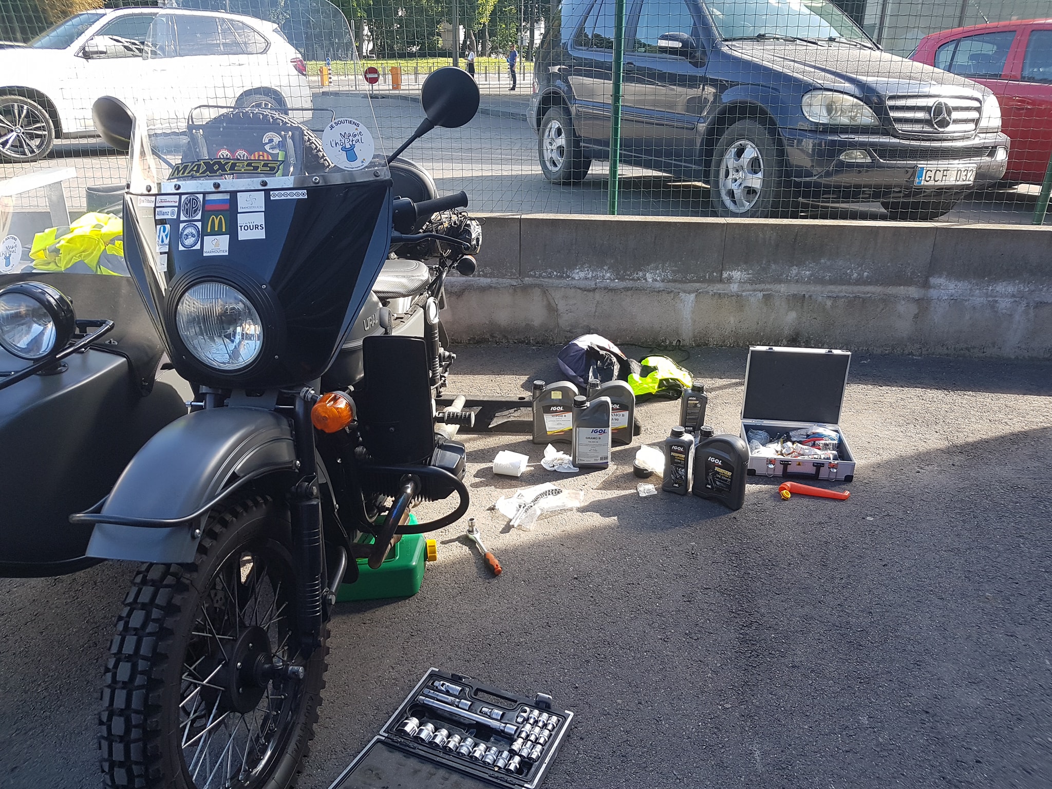 長途旅行最怕的就是車輛出狀況，Philippe也趁著每次的休息仔細的檢查Ural的狀況