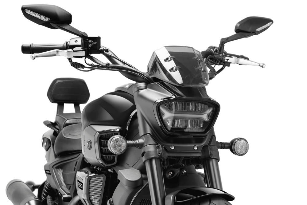 扁平的方形頭燈是MBP C650V的一大特色