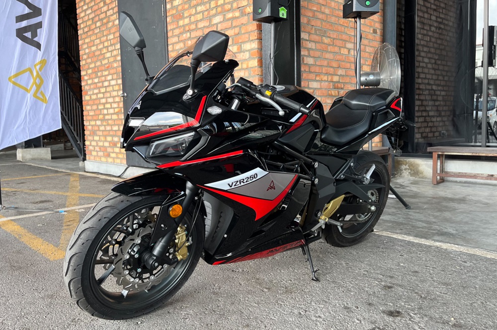 不過車輛整體外觀看來,則是和Yamaha YZF-R3有幾分相似