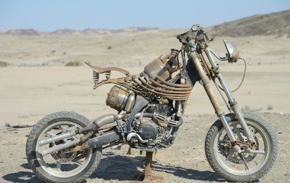 超級短尾... YAMAHA YZ450F 這...彈簧坐墊裝在越野車上好特別