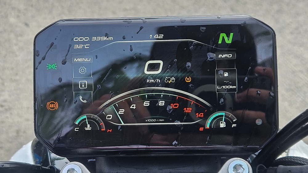 搭載了TFT全彩液晶螢幕，讓駕駛在行駛過程中可以更輕鬆判讀資訊