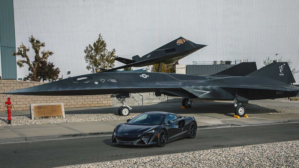 McLaren和Lockheed Martin Skunk Works的宣傳照，以McLaren Artura和DarkStar拍攝