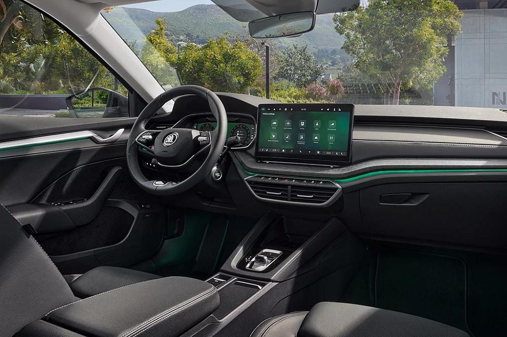 車內換上了13吋中控螢幕,且具備著ChatGPT語音助理