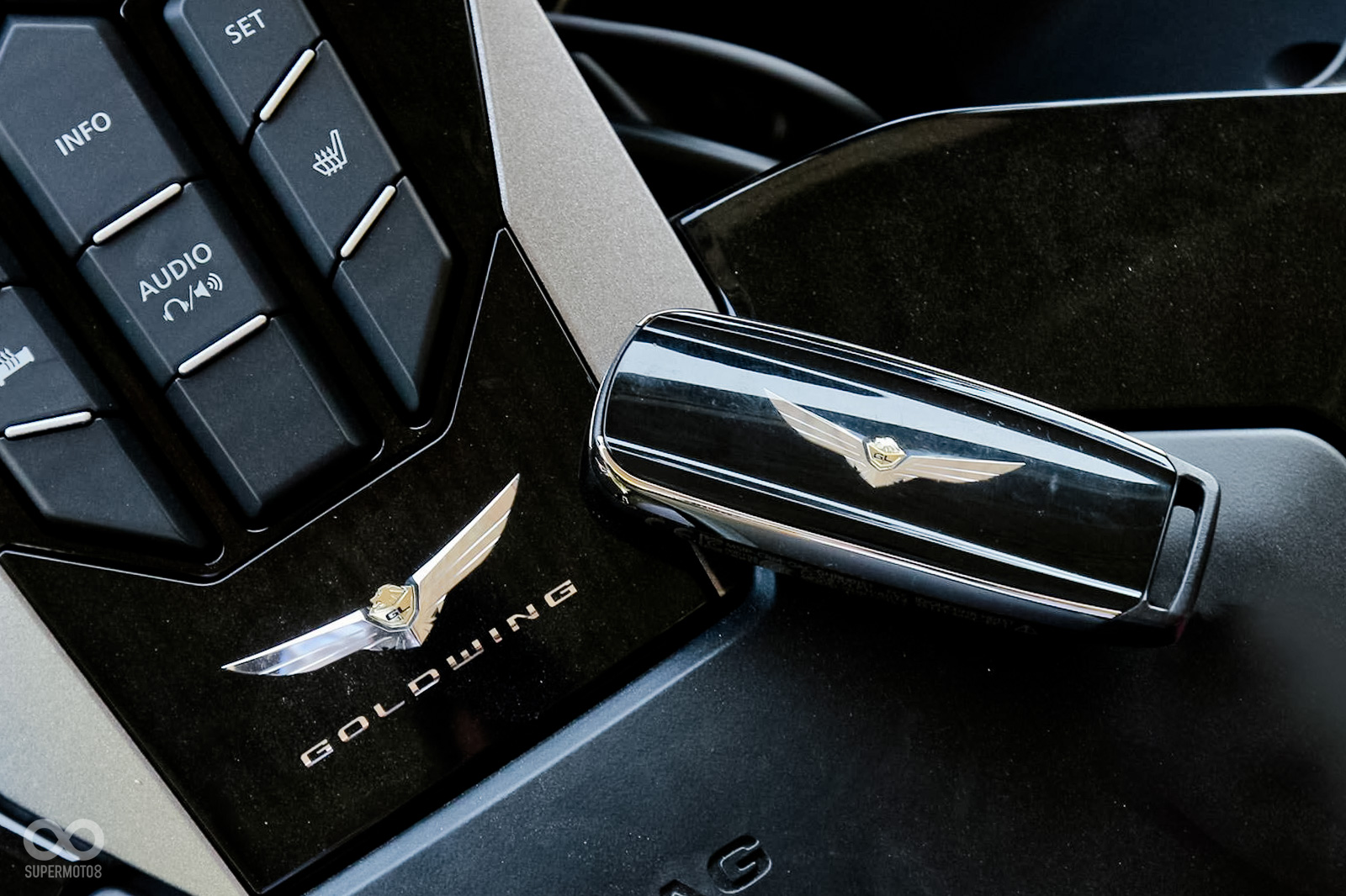 2018 GOLDWING採用免鑰匙啟動，不同於NSS300、X-ADV等車款，晶片鑰匙媲美進口轎車等級