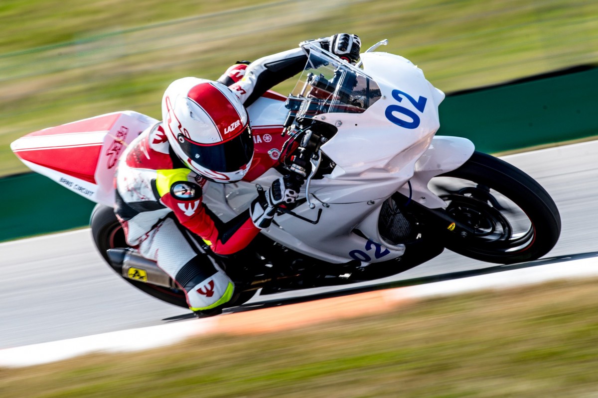 Alexandra Pelikanova過去騎乘YAMAHA YZF-R3出賽