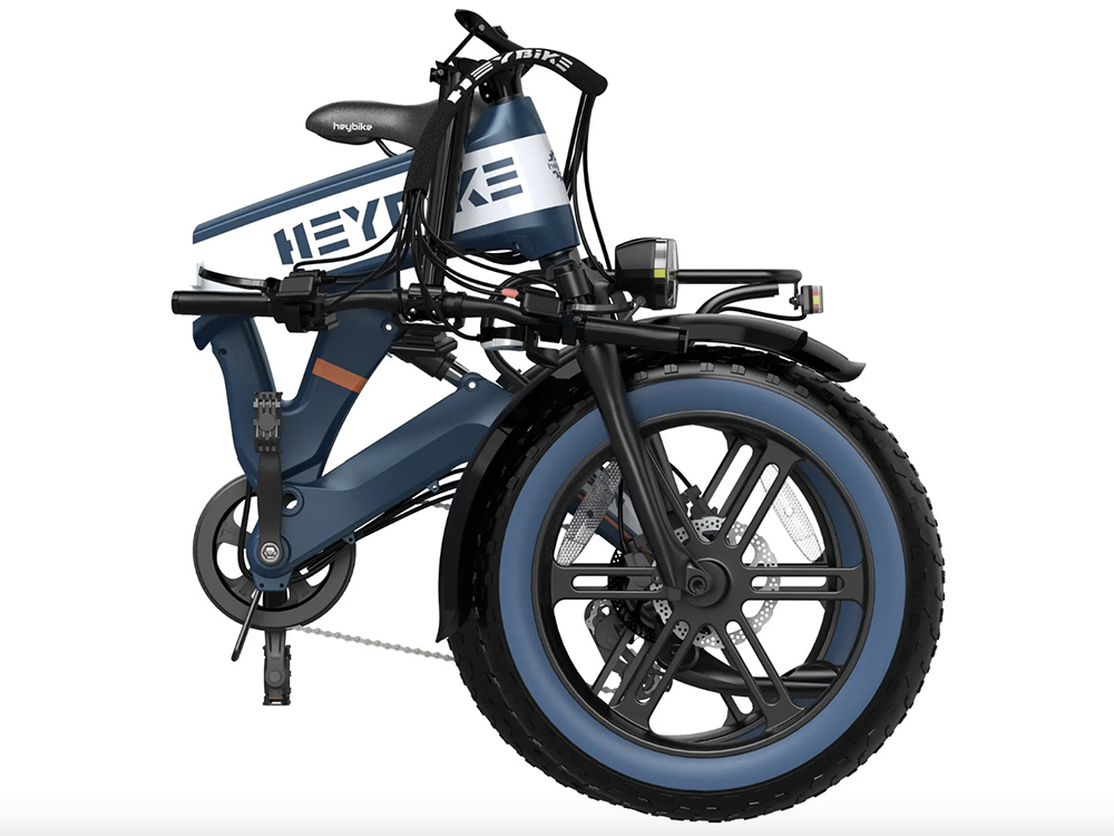 車輛的電池整合到了車架當中,降低了整輛車折疊後的體積