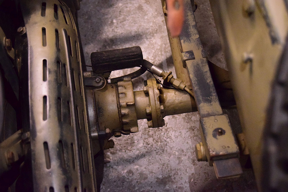 BMW R75 Sidecar配備有車輪反向齒輪以及鎖定差速器,提供更強大的地形突破能力