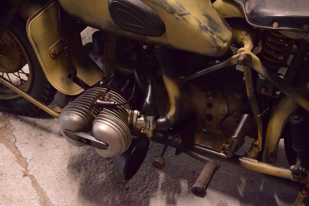 750c.c. OHV氣冷水平對臥雙缸引擎,有26HP最大馬力;車架下方更採用可拆卸的設計,方便戰地維修使用