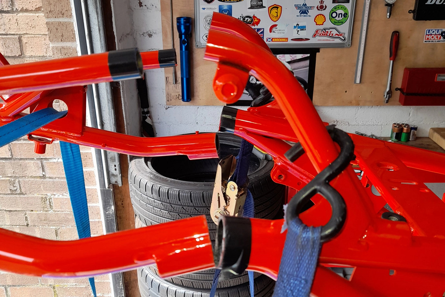 為了迎合真正的Cafe Racer風格,車架甚至做了切削