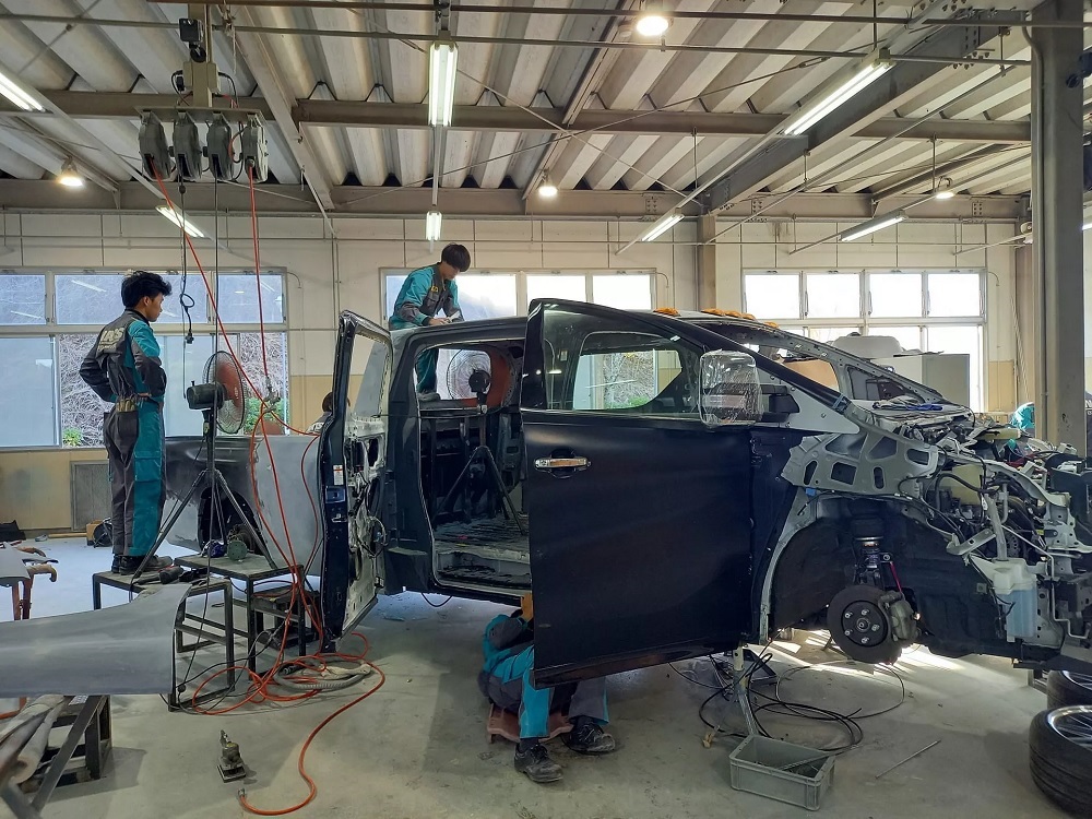 車門從原本的側滑門設計改成了對開式車門