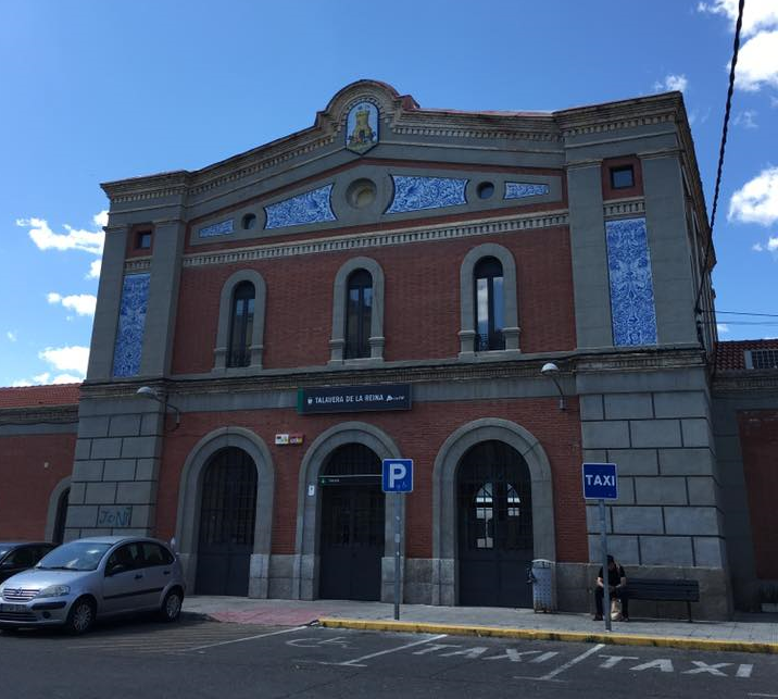 車站內外都荒涼的景色，不禁讓我開始擔心。