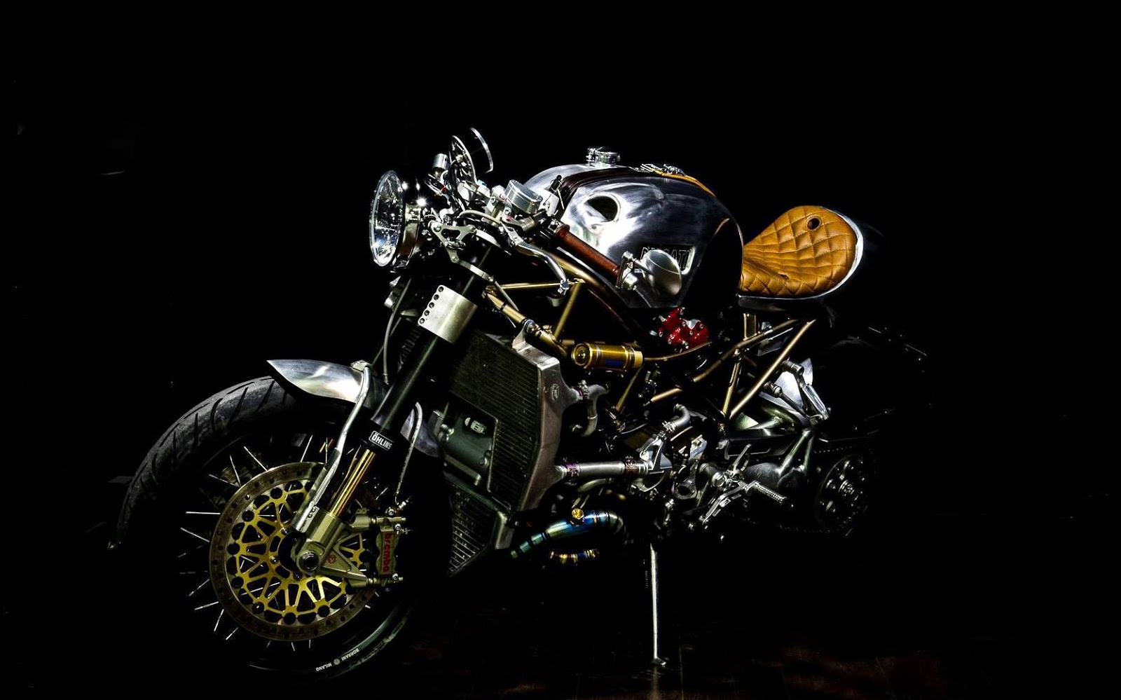 所有手工部件全部不上烤漆，用最原始的方式呈現。最後，他選擇把汽門皮帶蓋拆掉，另外換上濕式離合器，讓內部構造一一外露，名為無限 ”Infinity ”的Monster S4R 就此重生