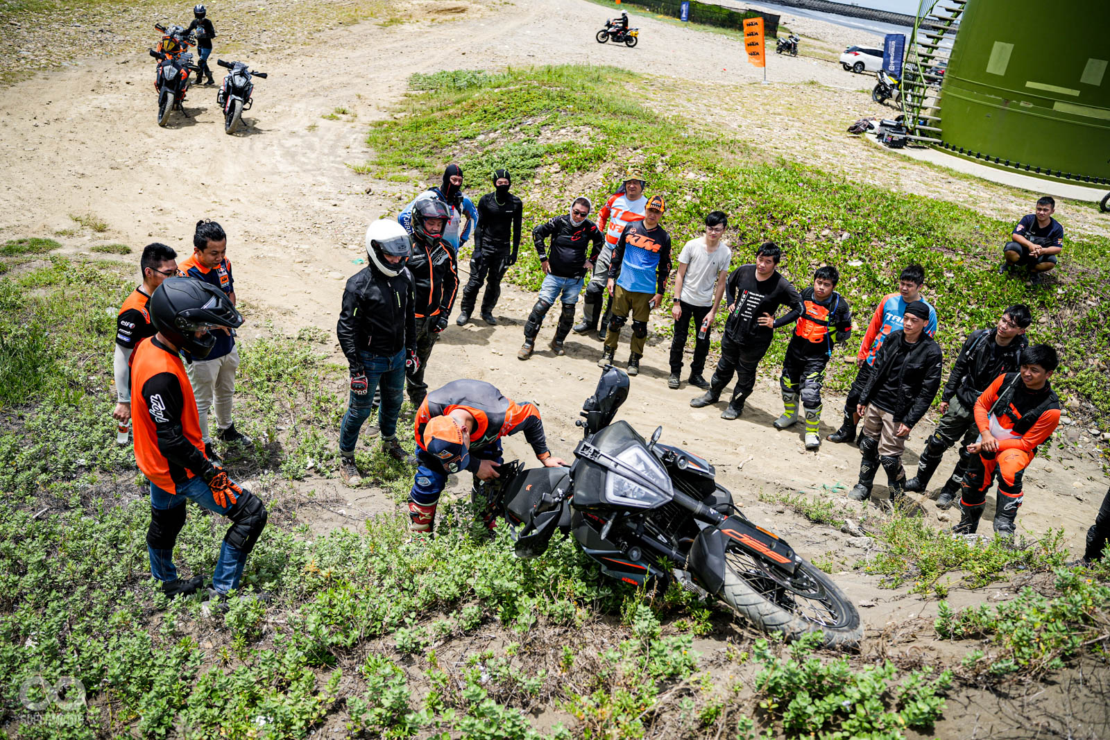 教官也現場指導在斜坡上倒車該如何拯救