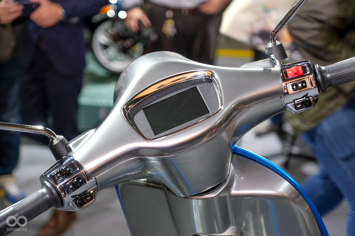 全新的全彩儀錶，據官方資料車輛可以與手機連線後將手機資訊傳遞至儀表。